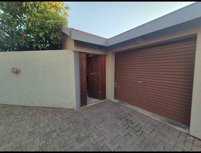 3 BEDROOM TOWNHOUSE FOR SALE IN VANDERBIJLPARK SE 3
